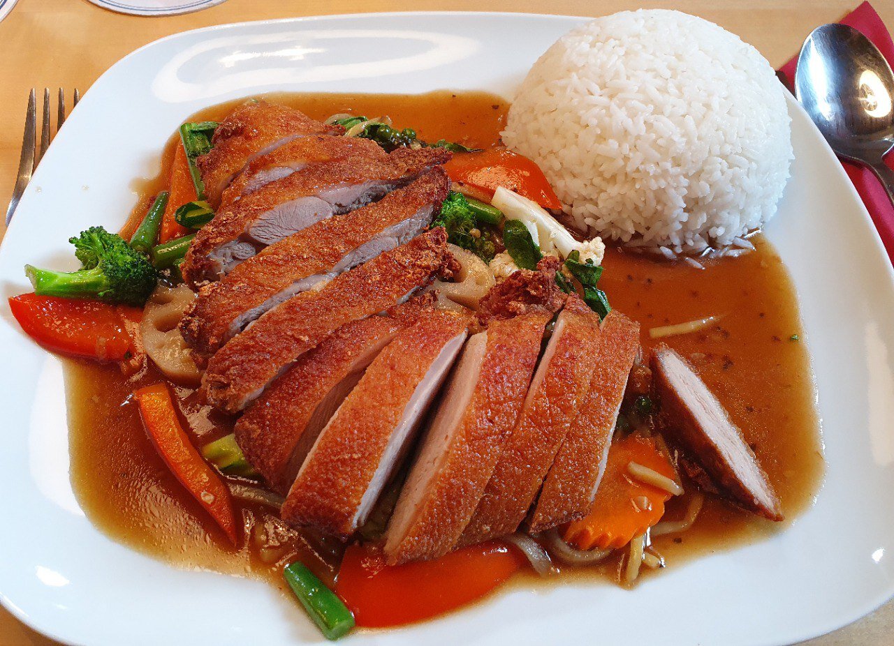 Ente auf frischem Gemüse