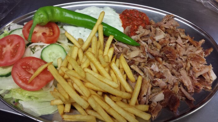 47. Döner auf Teller mit Pommes und Salat