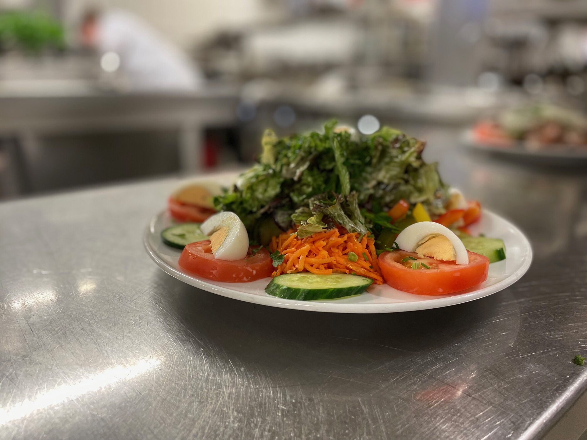 Großer Salatteller Salate der Saison