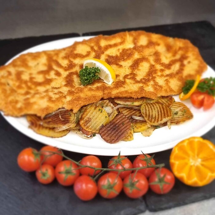 Unsere berühmten XXL-Schnitzel
Willkommen bei uns, wo Geschmack auf Größe trifft! Unsere XXL-Schnitzel sind nicht nur für ihre beeindruckende Größe bekannt, sondern auch für ihre unvergleichliche Qualität und Zubereitung. Egal, ob du ein echter Schnitzell