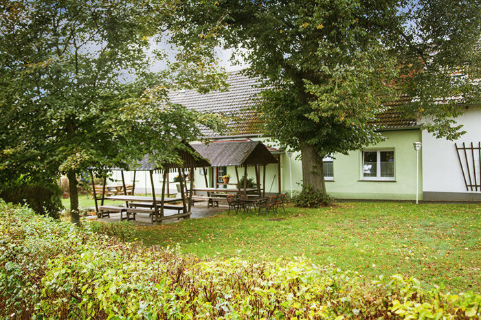 Der gemütliche Garten lädt ein zum verweilen und geniessen. Gut mit dem Rad zu erreichen durch den Fläming. Mit dem Auto von Wittenberg oder A9 Abfahrt Coswig (Anhalt) in ca. 20 Minuten erreichbar.