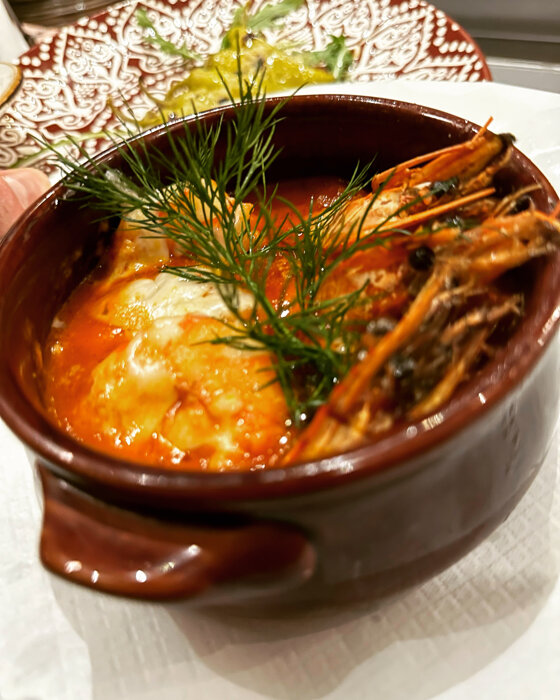 Nr.:15 Garides-Saganaki   Heute wählen wir aus unserem Menü, um Ihnen die beliebteste und traditionelle warme Vorspeise, Garnelen-Saganaki, vorzustellen!  Wir freuen uns sehr, dass Sie es so lecker finden!  Garnelen in einer frischen Tomatensauce in einem