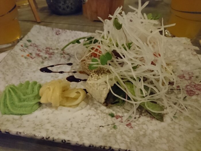 Inside-Out-Sushi mit Garnele-Gurke-Frischkäse und Sesam