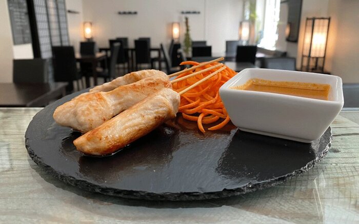 CHICKEN - SPIESSE (INKL. ERDNUSS SAUCE)