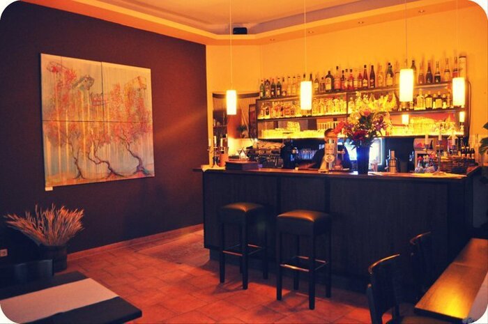 Tresen mit Bar im Caprisa Restaurant, Berlin
