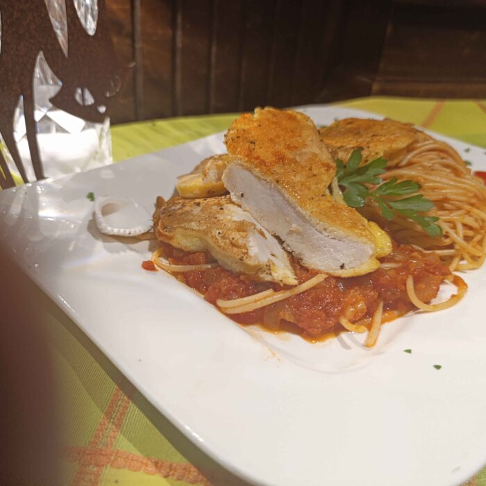 Hähnchenbrustschnitzel in Parmesan-Eihülle gebraten
