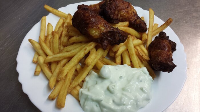 86. 8x Chicken Wings  mit Pommes