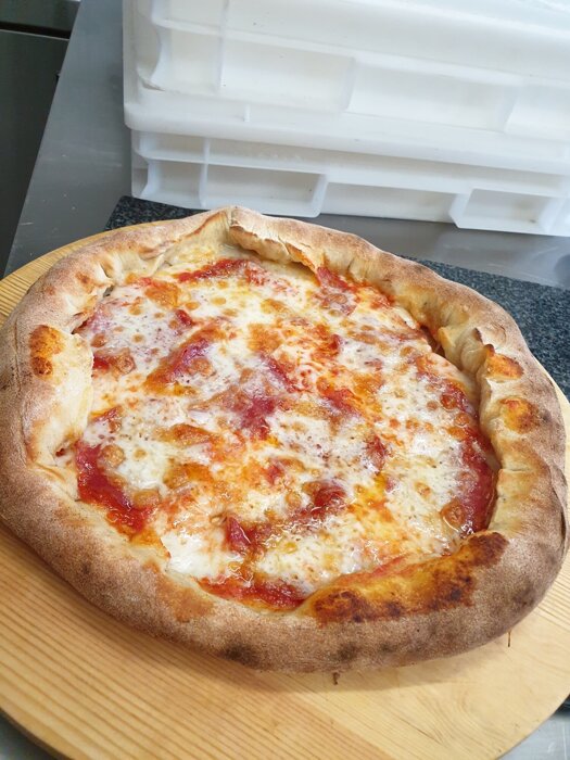 Pizza Salami mit Mozzarella Rand