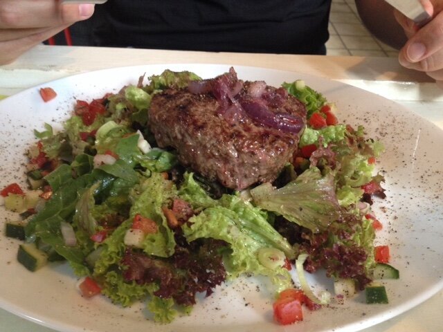 Burger-Patty auf Salat - für die Low Carb Fraktion