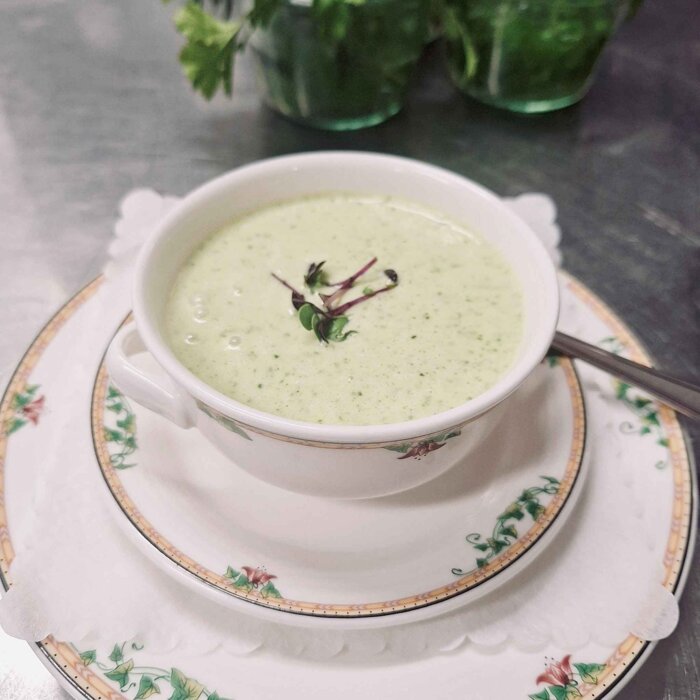 Cremesuppe vom jungen Blattspinat