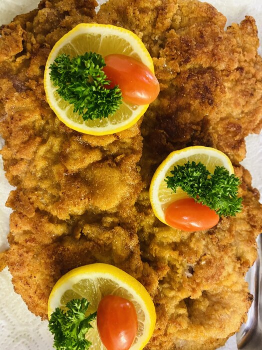 Schweineschnitzel mit Pommes oder Kartoffelsalat