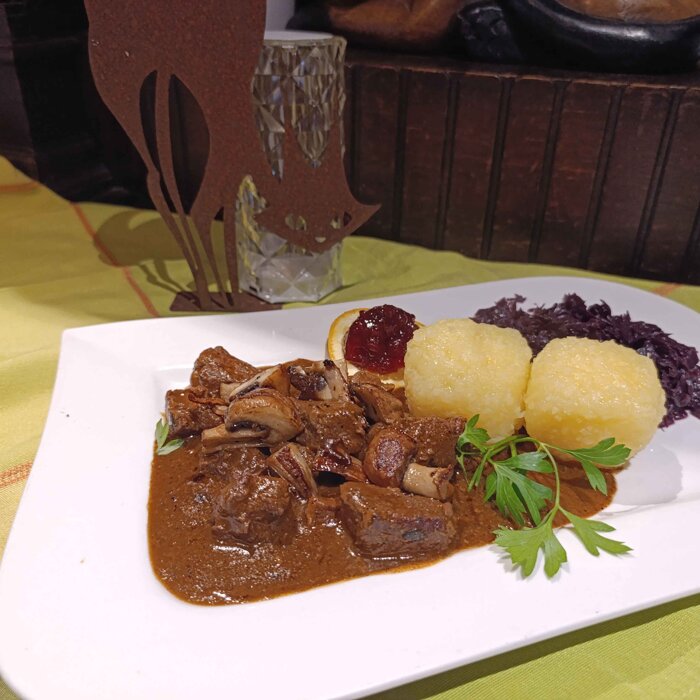 Gulasch aus der Frischlingskeule frischen Champignons