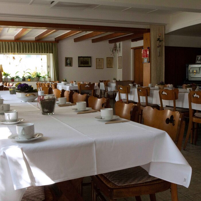 Kaffeetafel in der Sängerklause mit Klavier