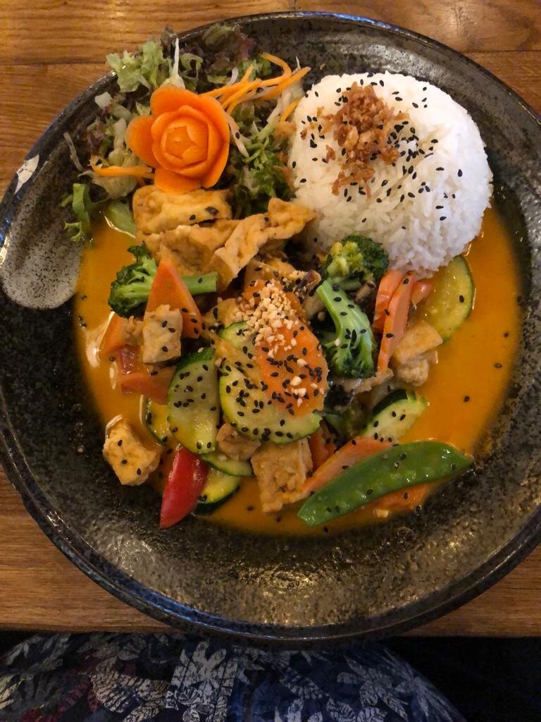 Vietnamesisches Reisgericht mit Zitronengras und Tofu