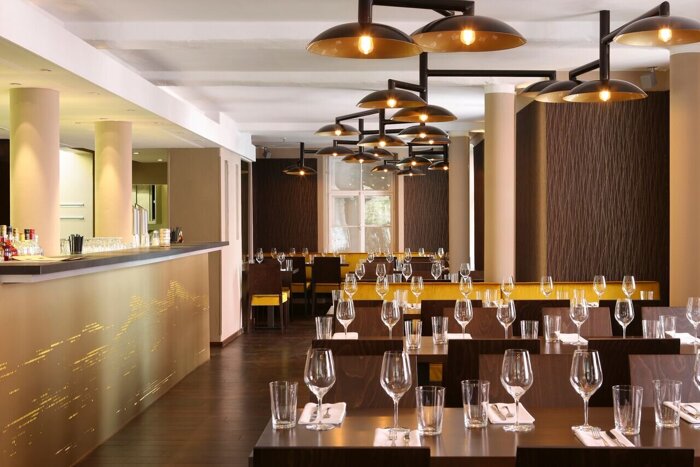 schickes Restaurant KYMA, München, Innenraum, Design-Lampen