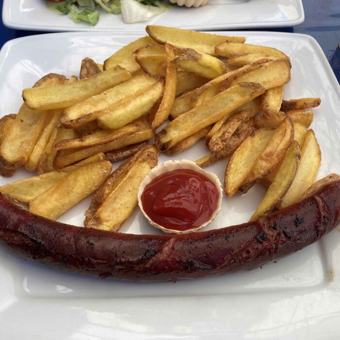 Rindswurst mit Pommes bei Fischmaster