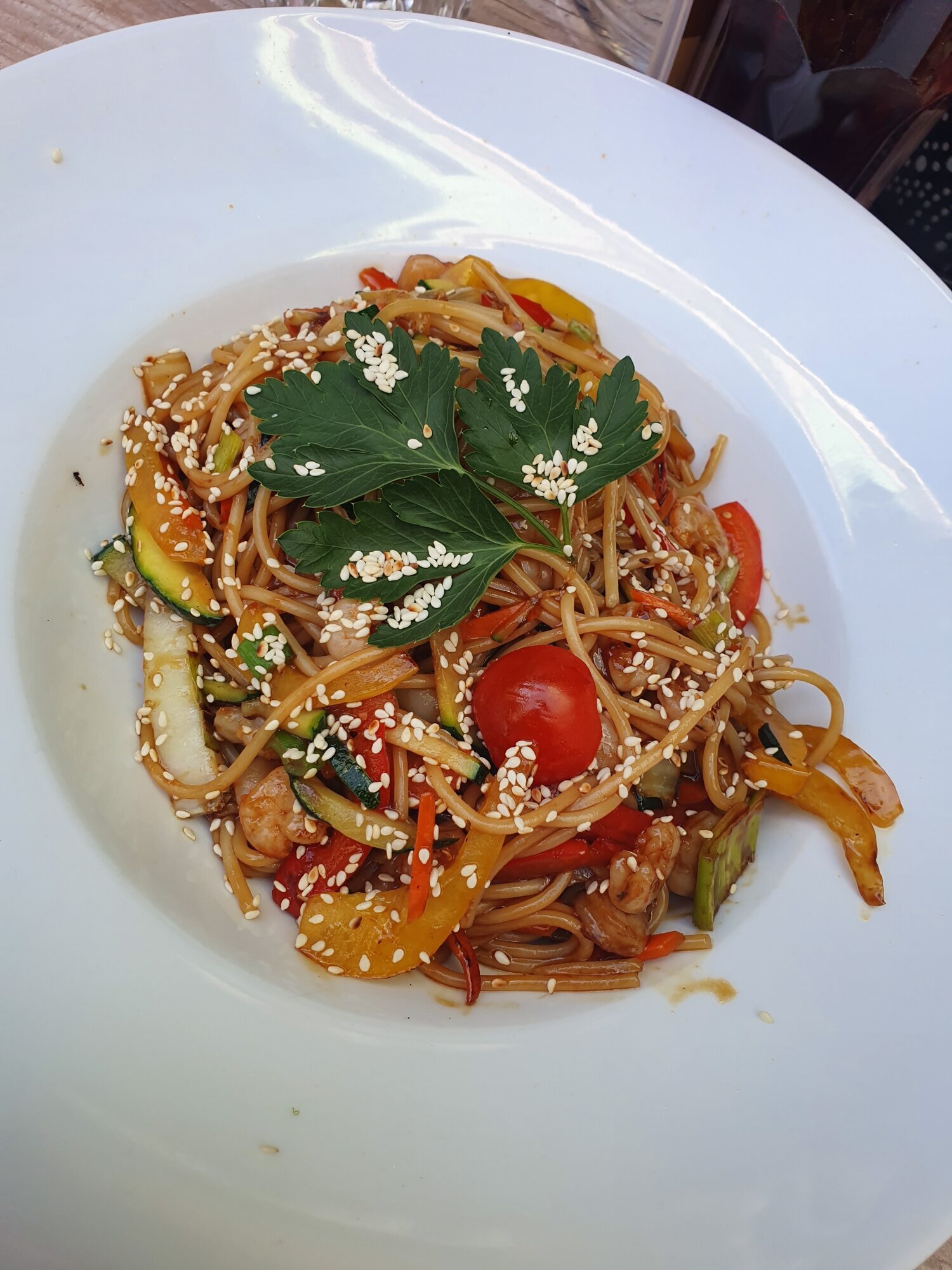 Spaghetti mit asiatischem Gemüse und Sesam