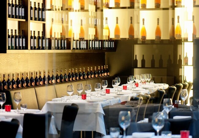 Großes Weinregal im Lucullus Nero THE SQUAIRE, Frankfurt-Flughafen