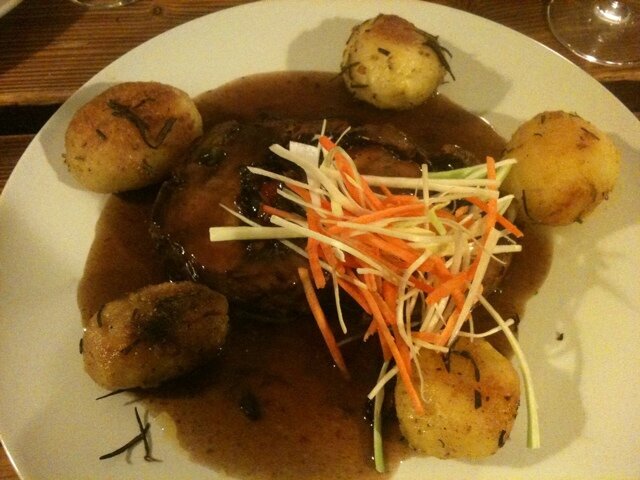 Gefüllter Schweinenacken mit Rosmarinkartoffeln