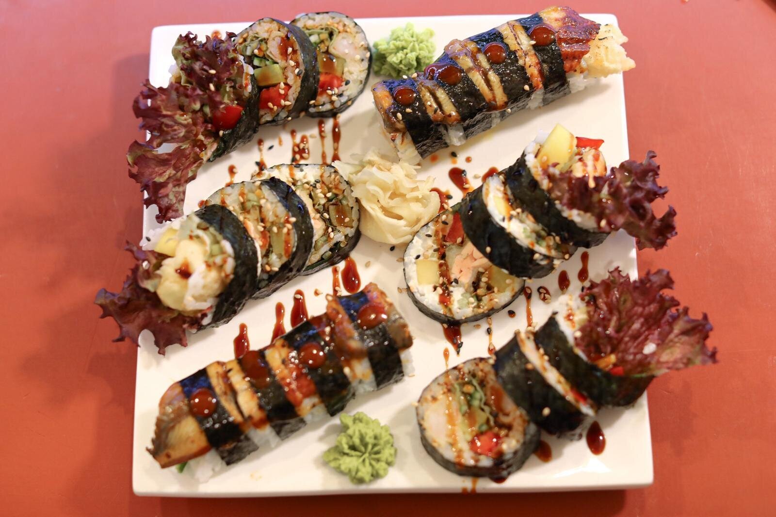 Ich weiß nicht mehr, welches Gericht es genau war. Der Sushi Meister hat mir einfach sein Lieblingssushi gezaubert und es war einfach Klasse