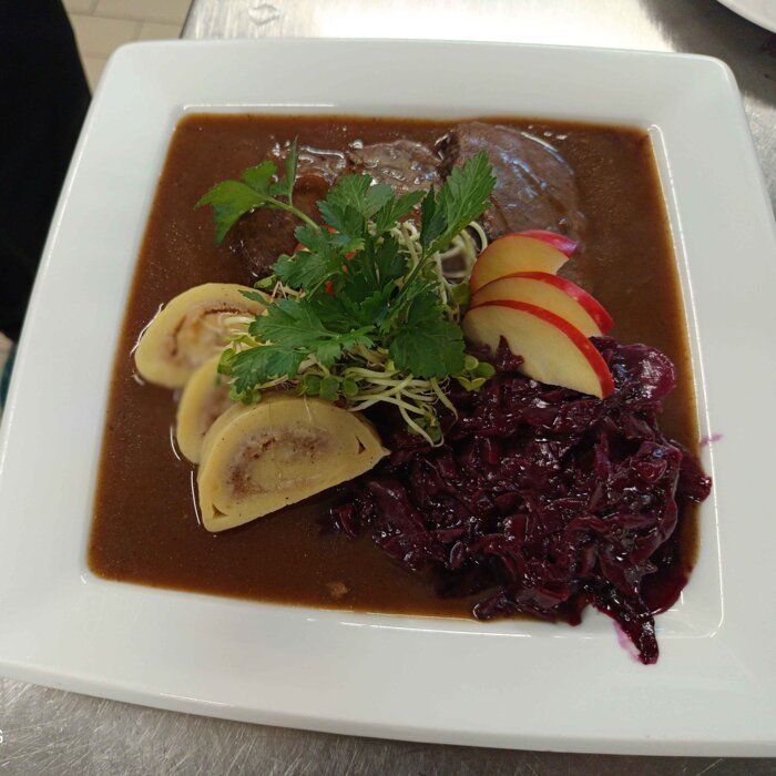 SAUERBRATEN IN LEBKUCHENSOßE \mit Apfelrotkohl und Wickelklößen