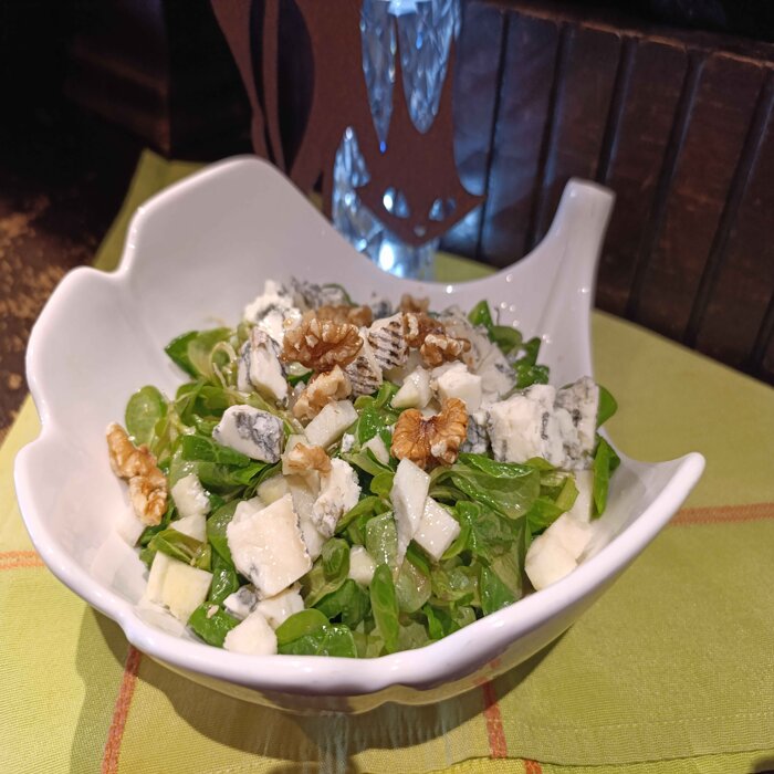 Feldsalat mit Gorgonzola, Birne und Walnusskernen, Croutons