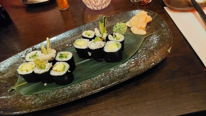 Veganes Sushi mit Gurke und Avocado