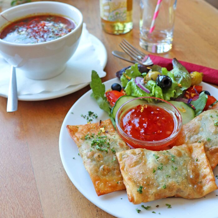 Frittierte vegetarische Maultaschen mit Chilidip