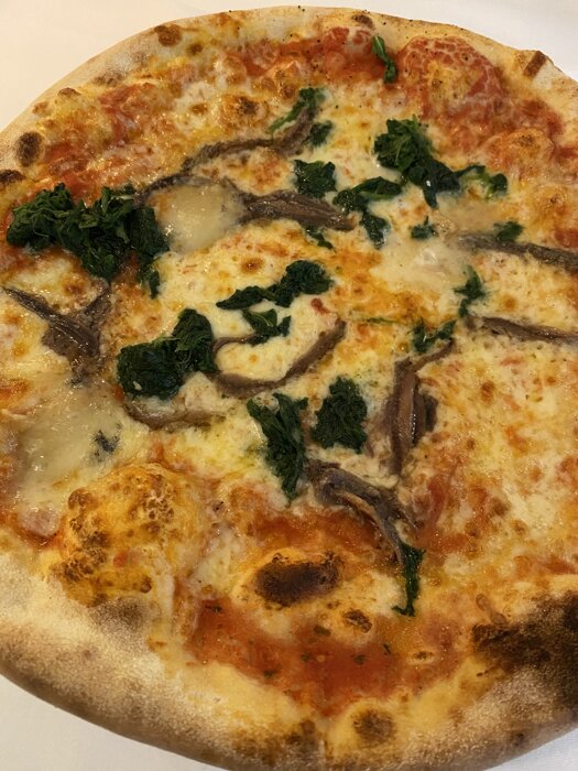 Pizza Roma (Spinat, Gorgonzola) mit Sardellen