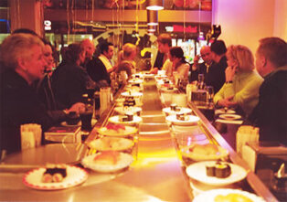 Lange Tische für gesellige Runden im Sushi Factory, Bremen