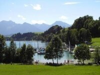 Bootsanlegestelle am sommerlichen Forggensee