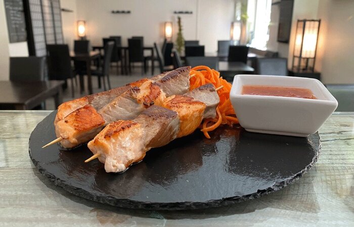 TEKKA - SAKE SPIESSE (INKL. SWEET CHILI SAUCE)