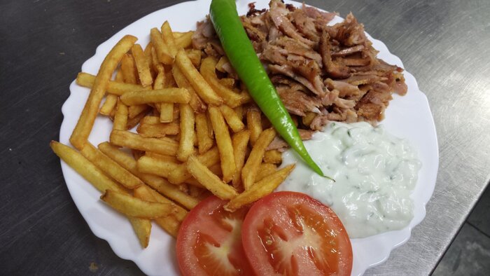 78. „Döner“ auf Teller mit Pommes