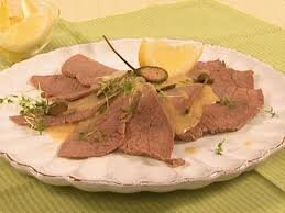 Vitello Tonnato 
Gekochtes Kalbfleisch, hauchdünn aufgeschnitten In Thunfischcreme