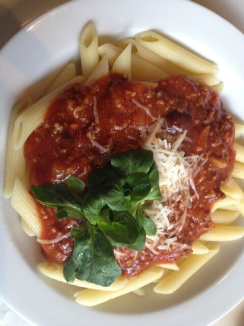 Rigatoni mit Sauce Bolognese von der Mittagskarte