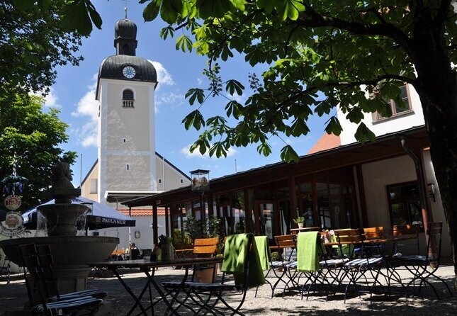 Schloßgaststätte Egmating, schöner Biergarten unter Kastanien mit Blick auf die Kirche