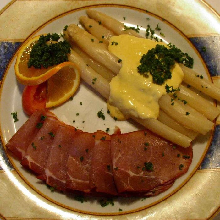 Frischer Spargel mit sc. Hollandaise,