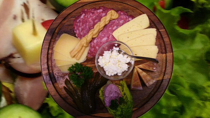Slavische Käse-Salamiplatte