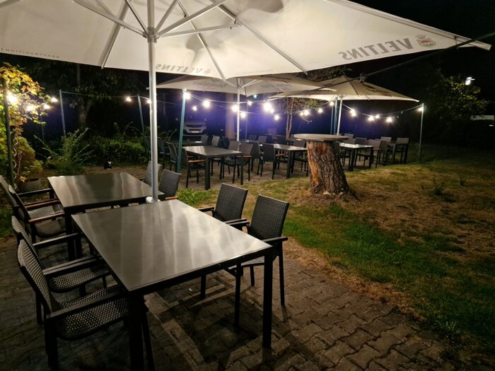 Biergarten am Abend