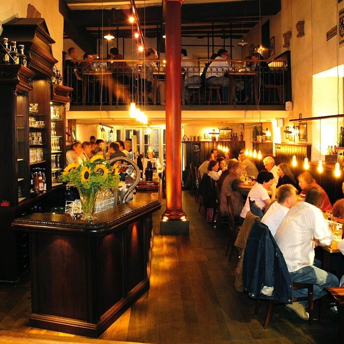 Der Gastraum mit Bar