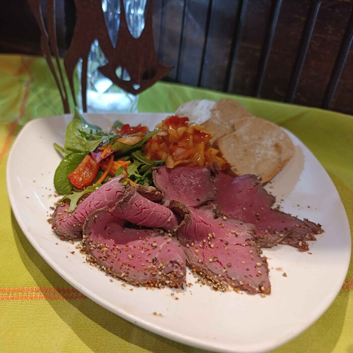 Kaltes Roastbeef mit Mangosalsa und Baguette