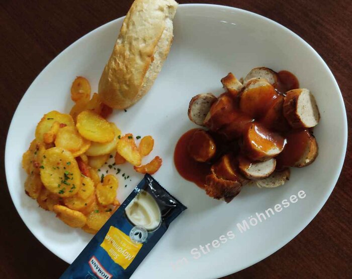 Currywurst mir Bratkartoffeln oder wahlweise mit hausgemachtem Kartoffelsalat.