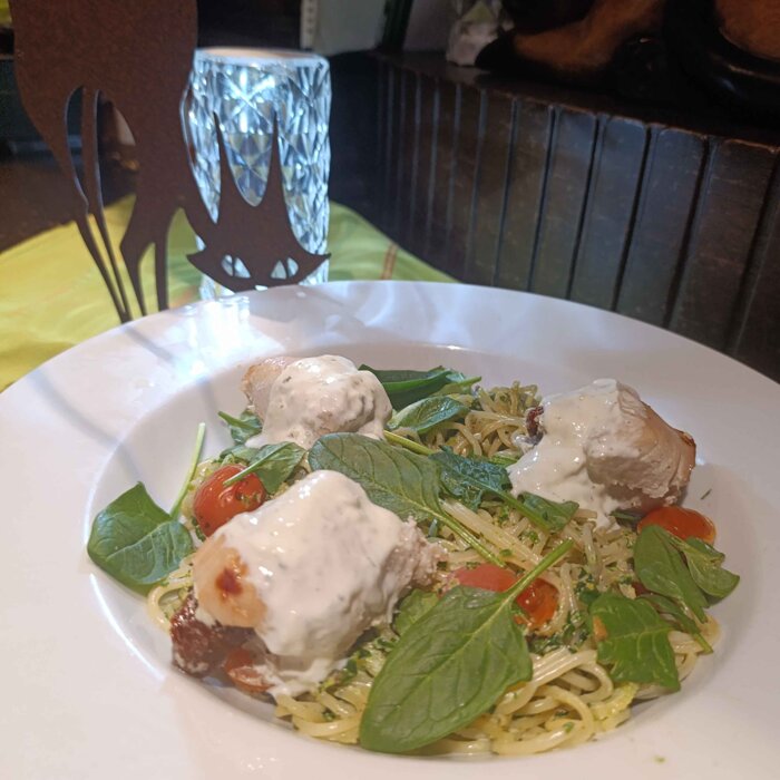 Gefüllte Hähnchenbruströllchen mit Kräuterfrischkäse und getrockneten Tomaten
