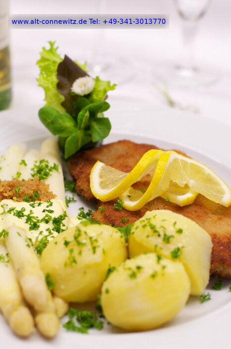 Schnitzel mit Spargel im Restaurant Alt-Connewitz
