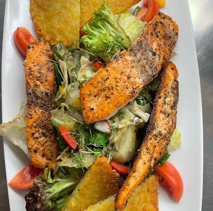 Lachs auf Salat