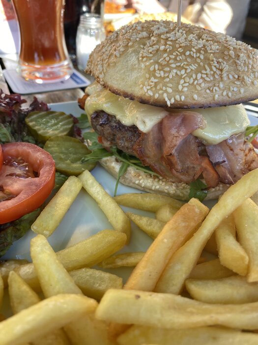 Special-Burger der Woche: Cinque Formaggi meets Burger - Rindfleisch-Patty, Tiroler Schinken, Mozzarella, Emmentaler, Gruyere, Parmesan, Gauda, Aioli, Tomato Bruschetta Mix und Rucola