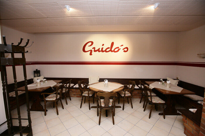 Guidos Restaurant - Gastraum mit Logo