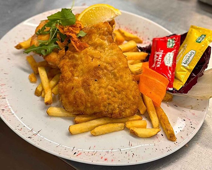 Schnitzel Wiener Art mit Pommes