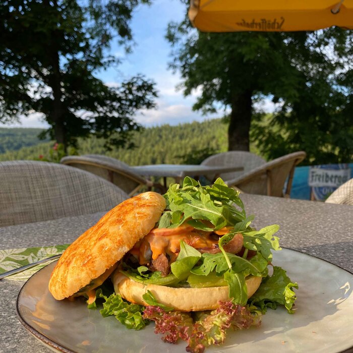 „Veggie Burger" mit vegetarischem Bratling