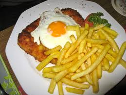Schweineschnitzel mit Spiegelei und Pommes